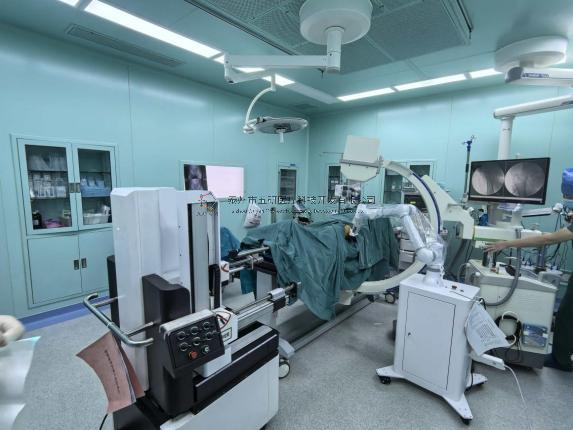 股骨頸骨折三臂機器人復位六軸機器人輔助經(jīng)皮空心釘固定